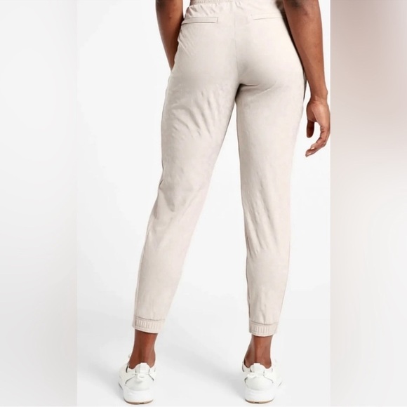Like New - Athleta Brooklyn Textured Jogger - size 6 - Picture 3 of 7